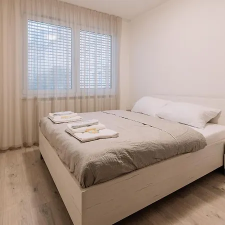 Skau Dunajska 58a Apt3 *