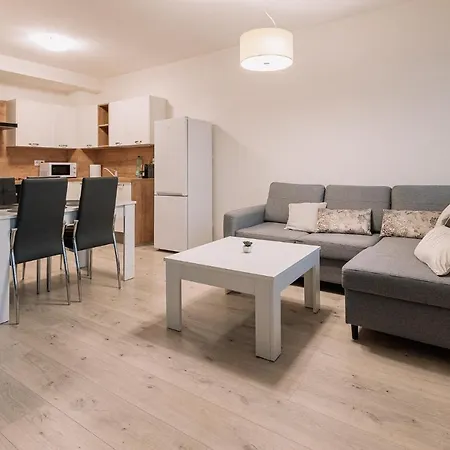 Skau Dunajska 58a Apt3 *